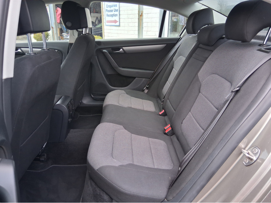 2013 Volkswagen Passat - image 8