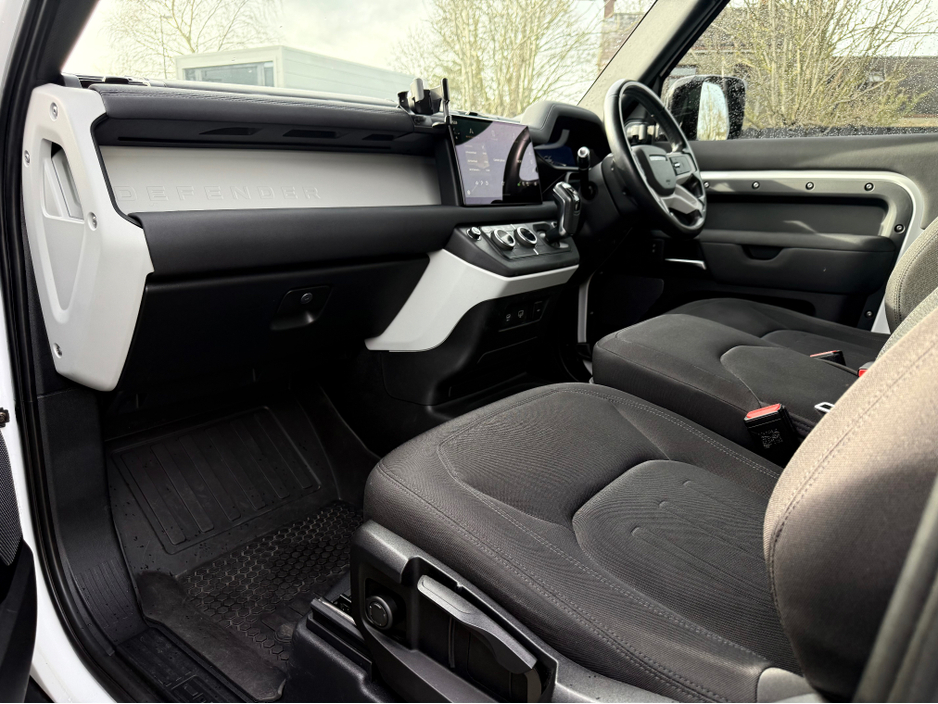 2021 Land Rover Defender - image 9