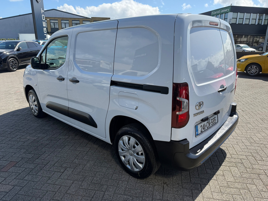 2024 Toyota Proace - image 9