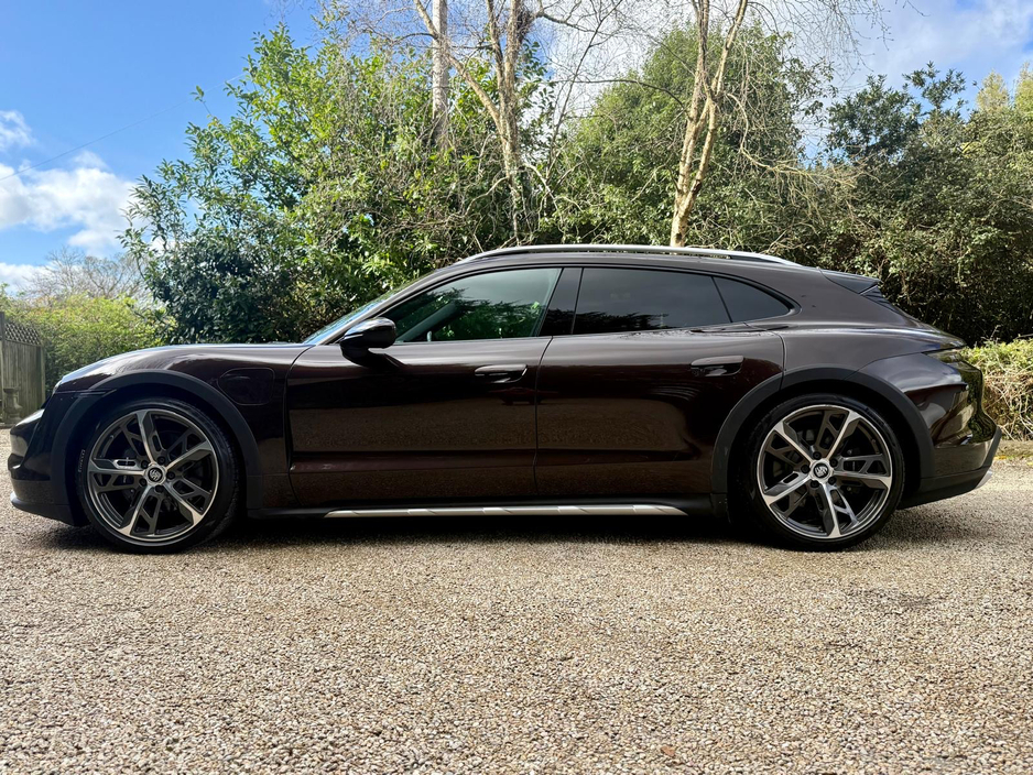 2022 Porsche Taycan - image 7