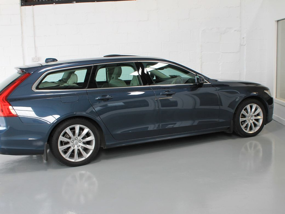 2020 Volvo V90 - image 5