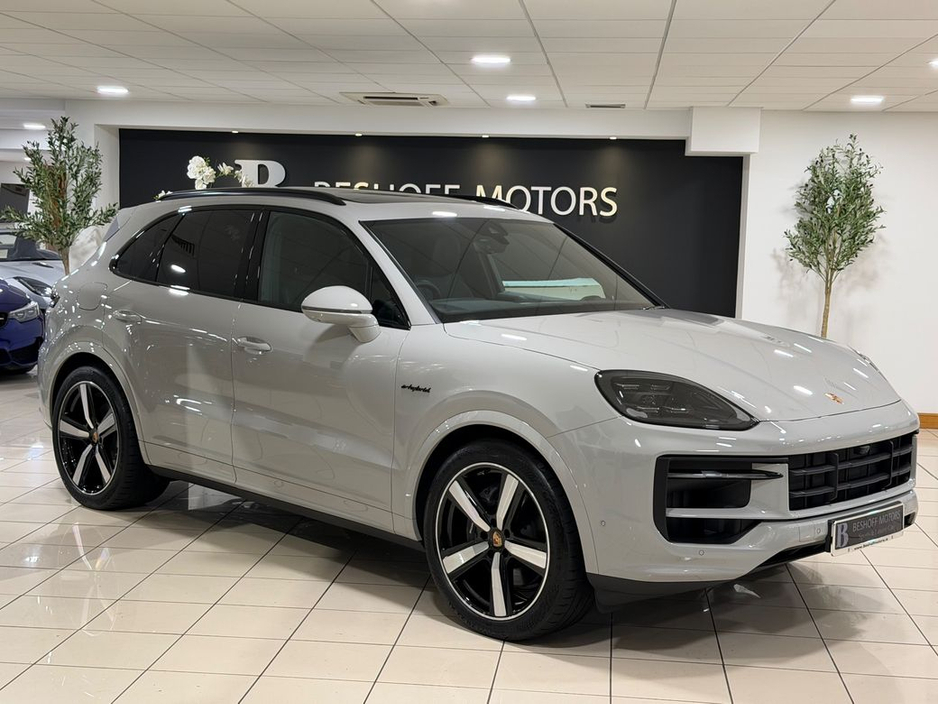 2025 Porsche Cayenne 3.0 V6 E-HYBRID=LOW MILES//HUGE SPEC//AS NEW=2 YEAR WARRANTY=TAILORED FINANCE PACKAGES AVAILABLE=TRADE IN'S WELCOME €114,995