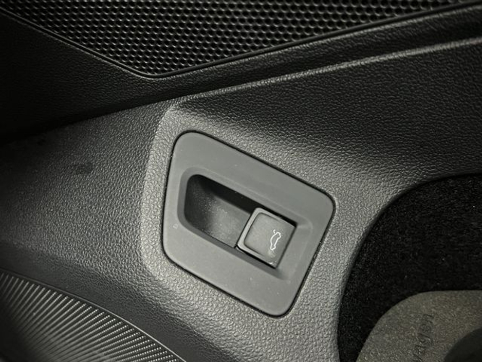 2018 Volkswagen Passat - image 29