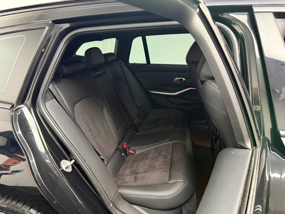 2023 BMW 3 Series - image 13
