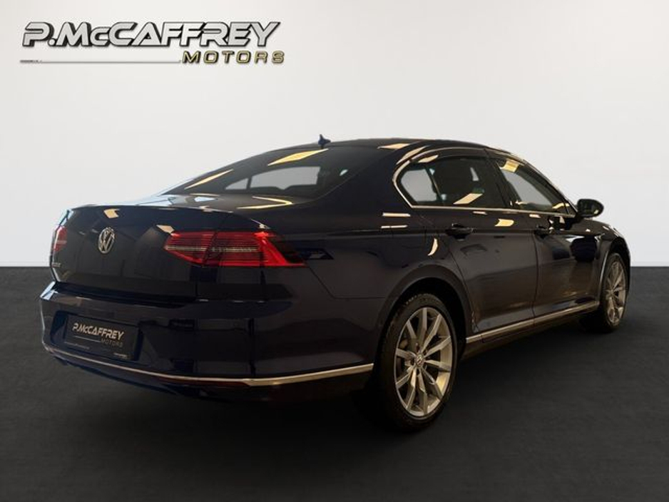 2018 Volkswagen Passat - image 5