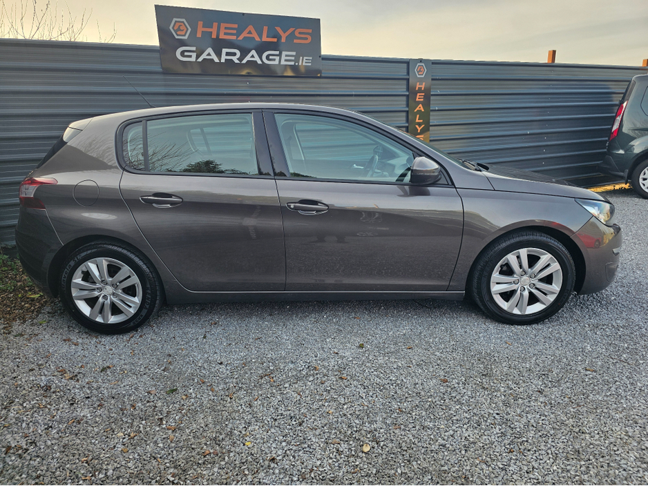 2016 Peugeot 308 - image 2