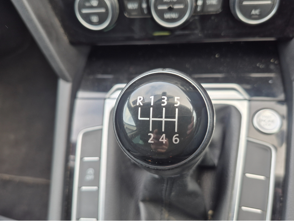 2015 Volkswagen Passat - image 2