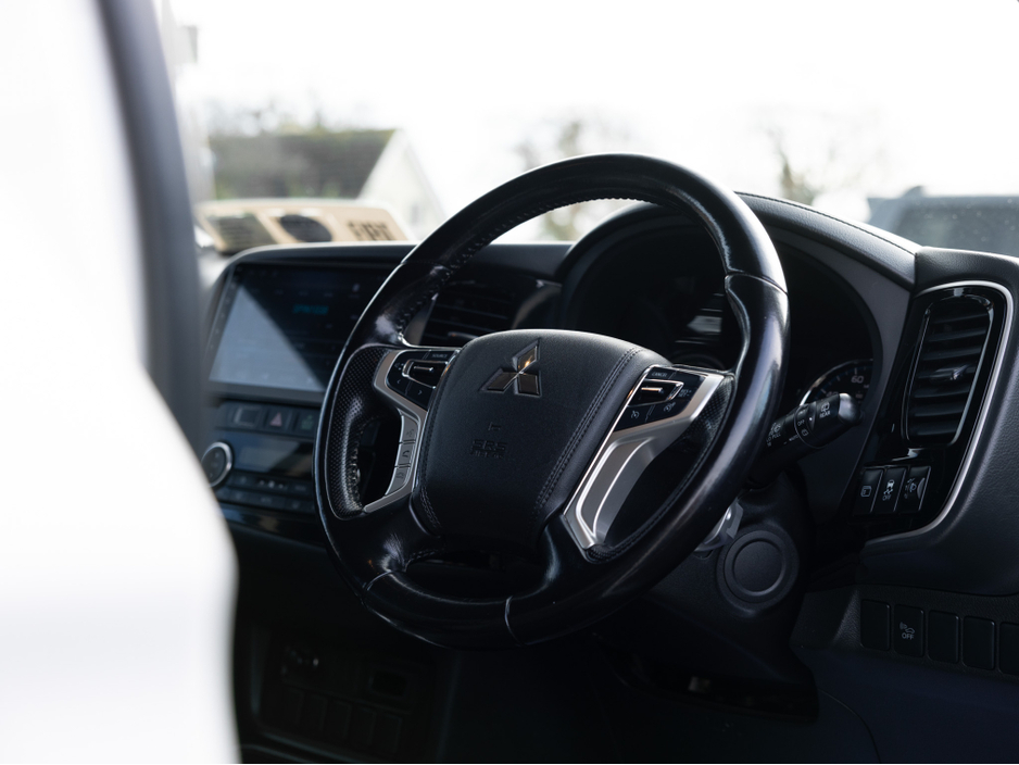 2016 Mitsubishi Outlander - image 14