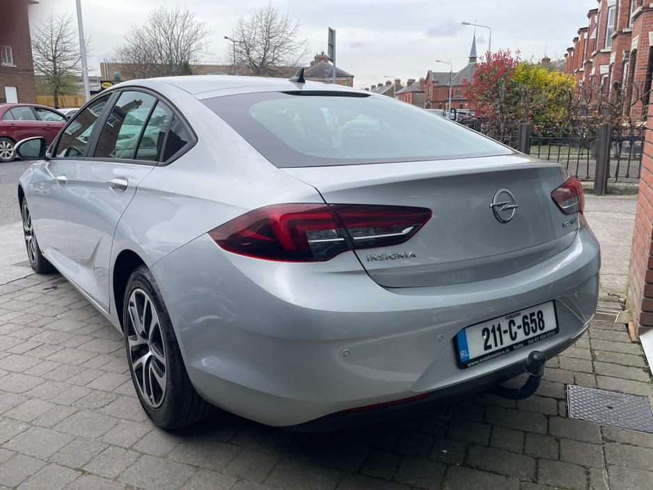 2021 Opel Insignia - image 3