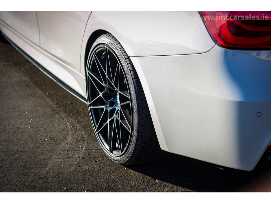 2016 BMW 3 Series - image 9