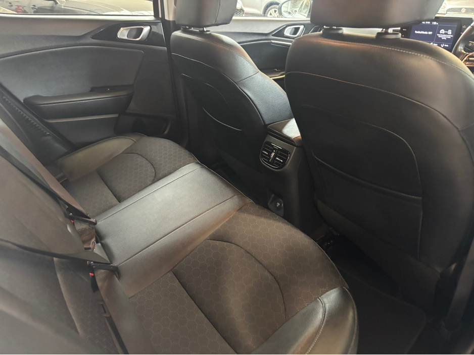 2023 Kia XCeed - image 5