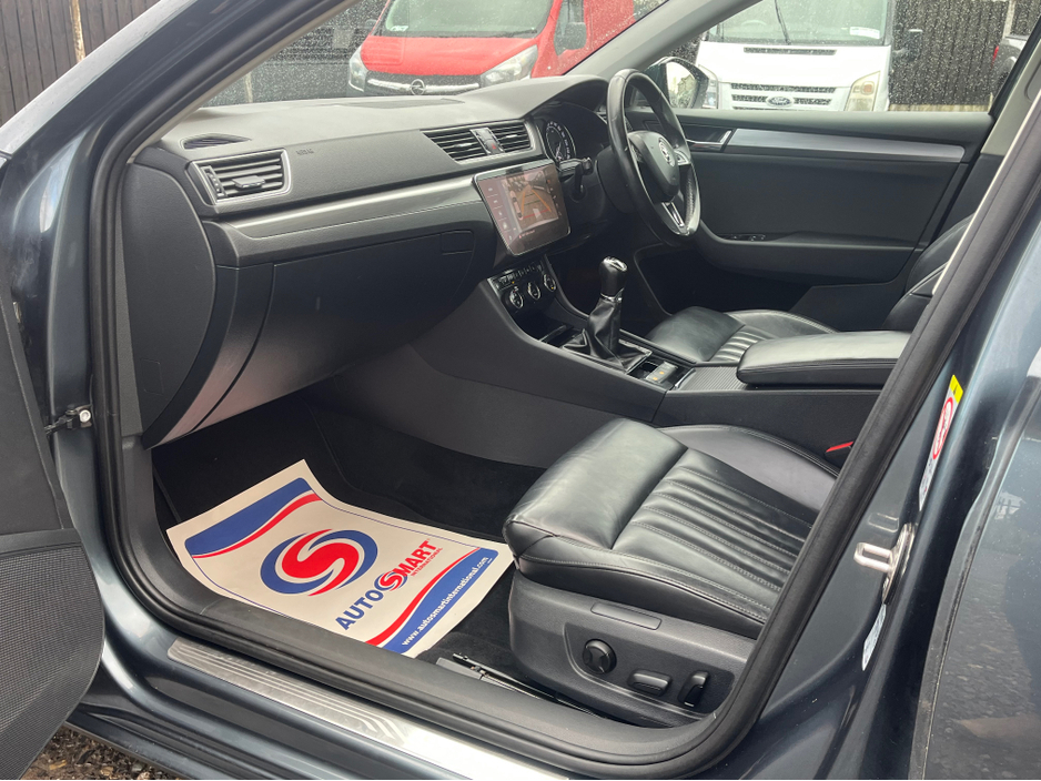 2018 Skoda Superb - image 12