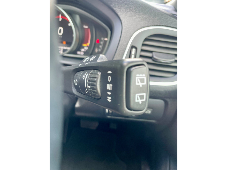 2018 Volvo V40 - image 33