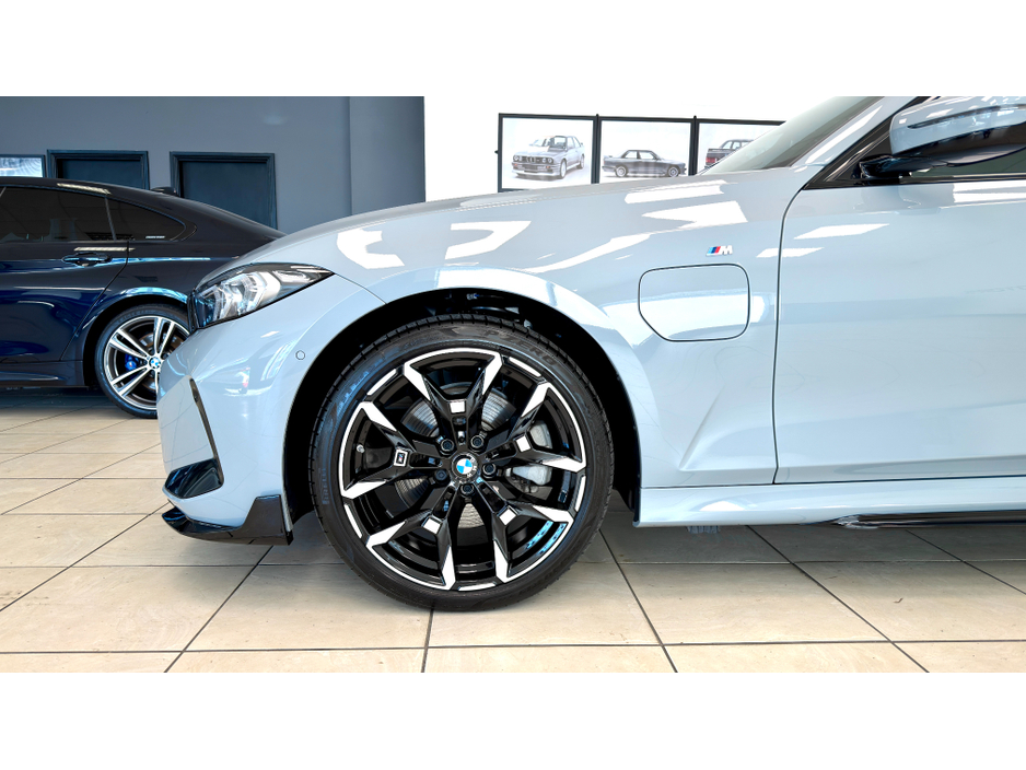 2025 BMW 3 Series - image 4