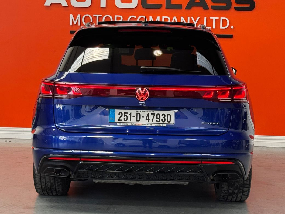 2025 Volkswagen Touareg - image 11