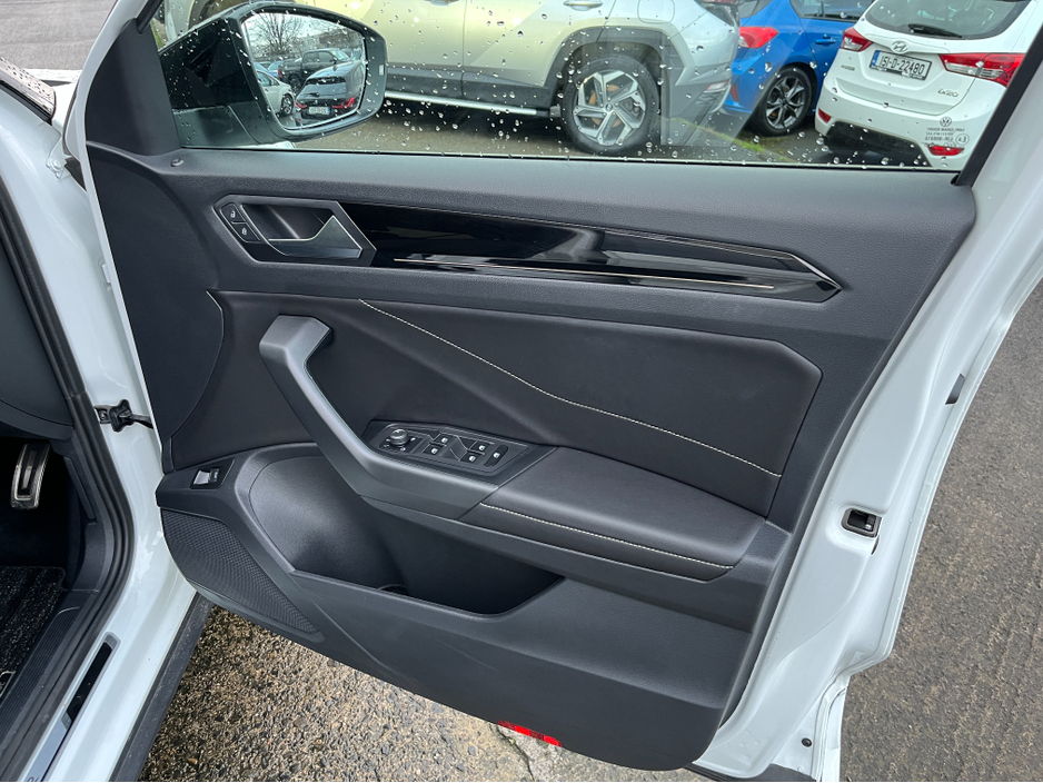 2023 Volkswagen T-Roc R-LINE AUTOMATIC 2.0 DIESEL //HALF LEATHER HEATED SEATS//REVERSE CAMERA//ADAPTIVE CRUISE CONTROL//KEYLESS ENTRY// €31,950