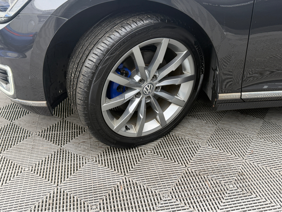 2018 Volkswagen Passat - image 11