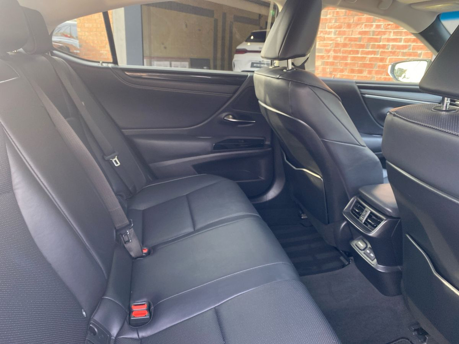 2024 Lexus ES 300 H - image 19