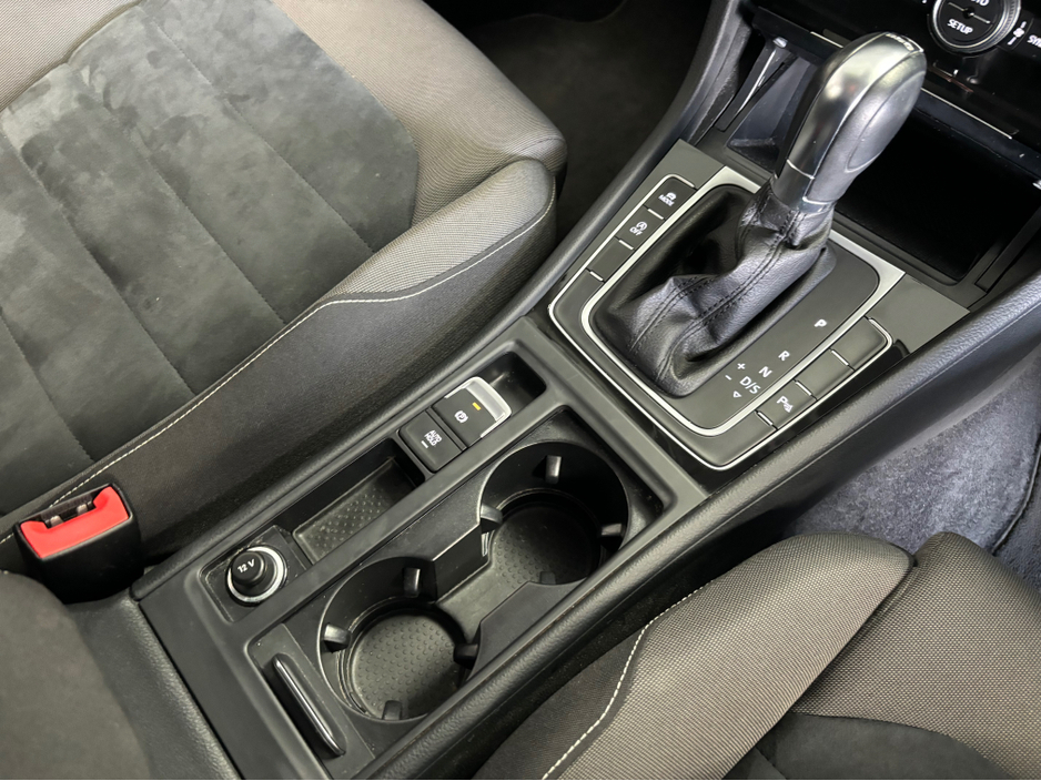 2013 Volkswagen Golf - image 11