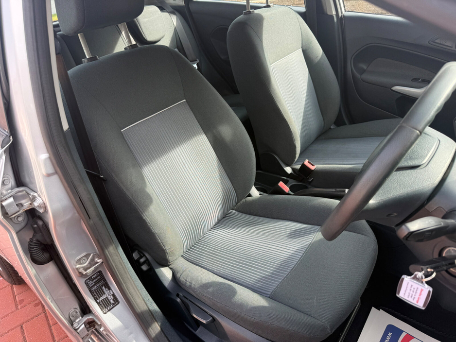 2012 Ford Fiesta - image 16