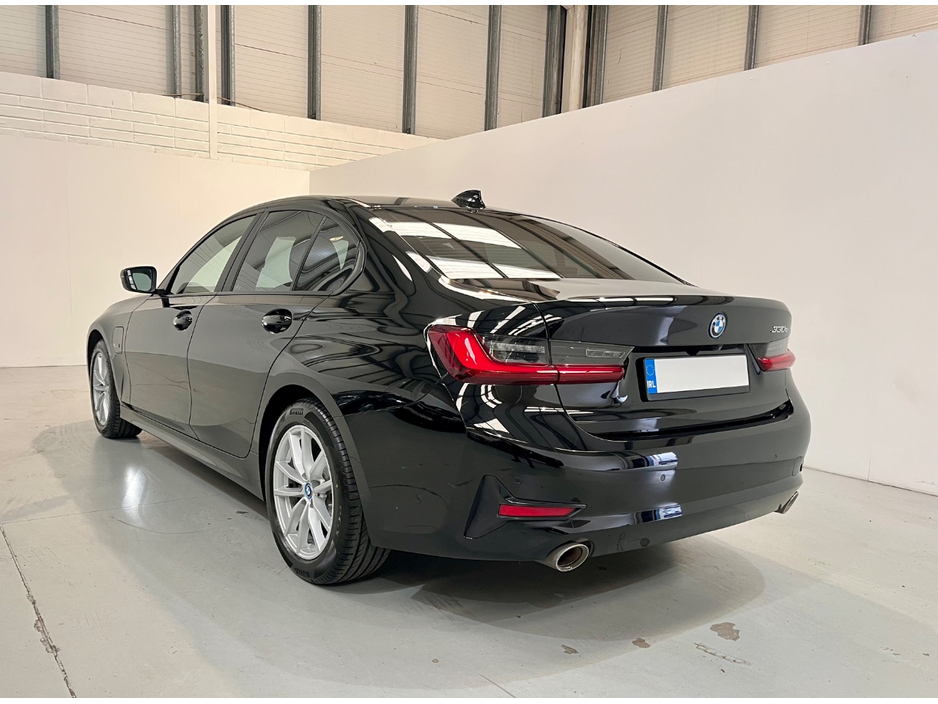 2021 BMW 3 Series - image 4