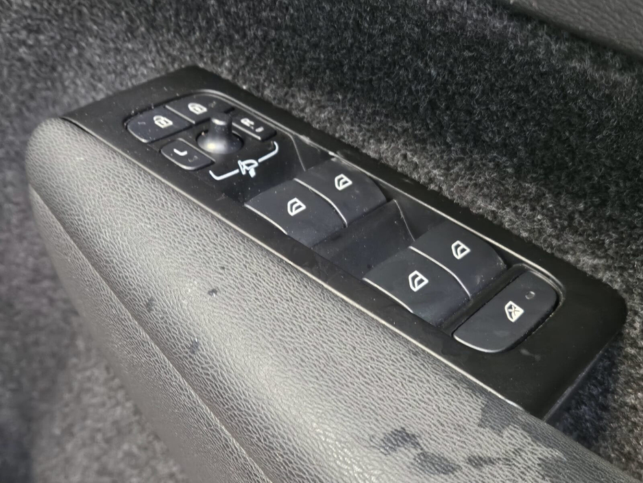 2022 Volvo XC40 - image 8