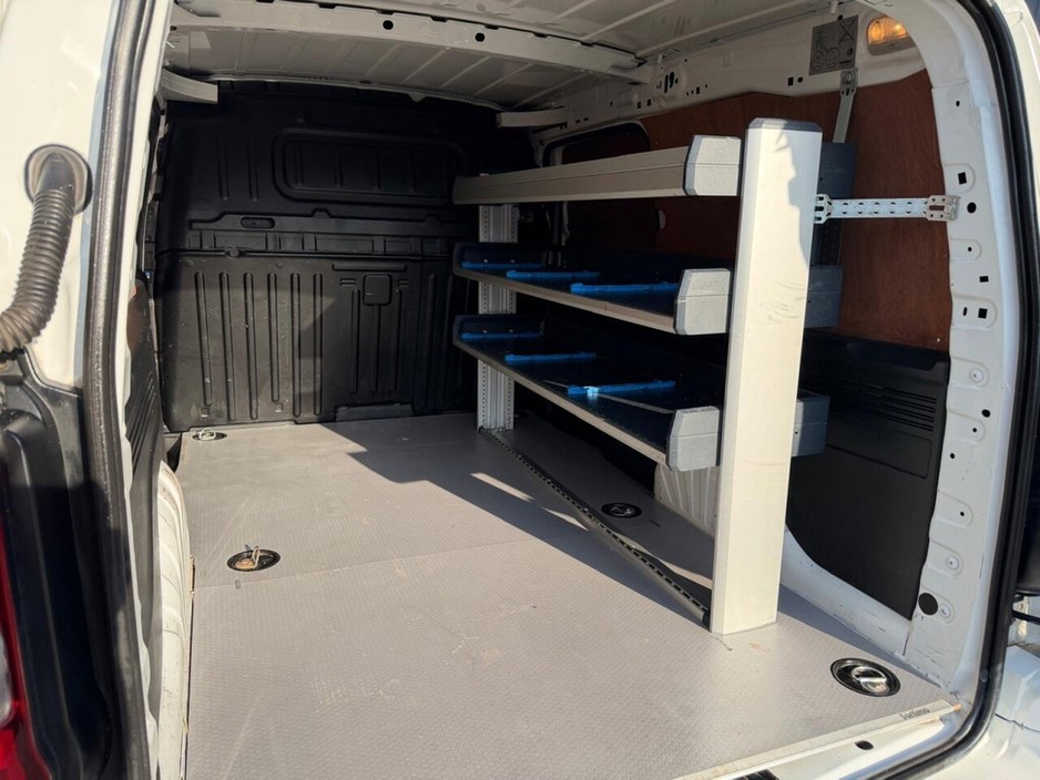 2020 Vauxhall Combo - image 25