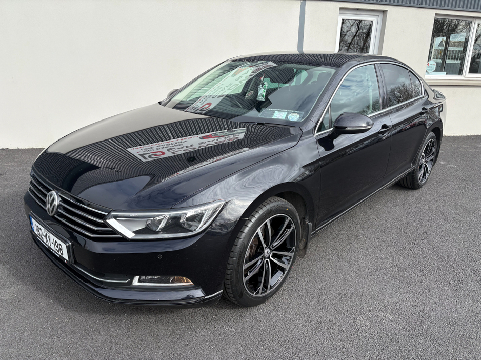 2018 Volkswagen Passat - image 2