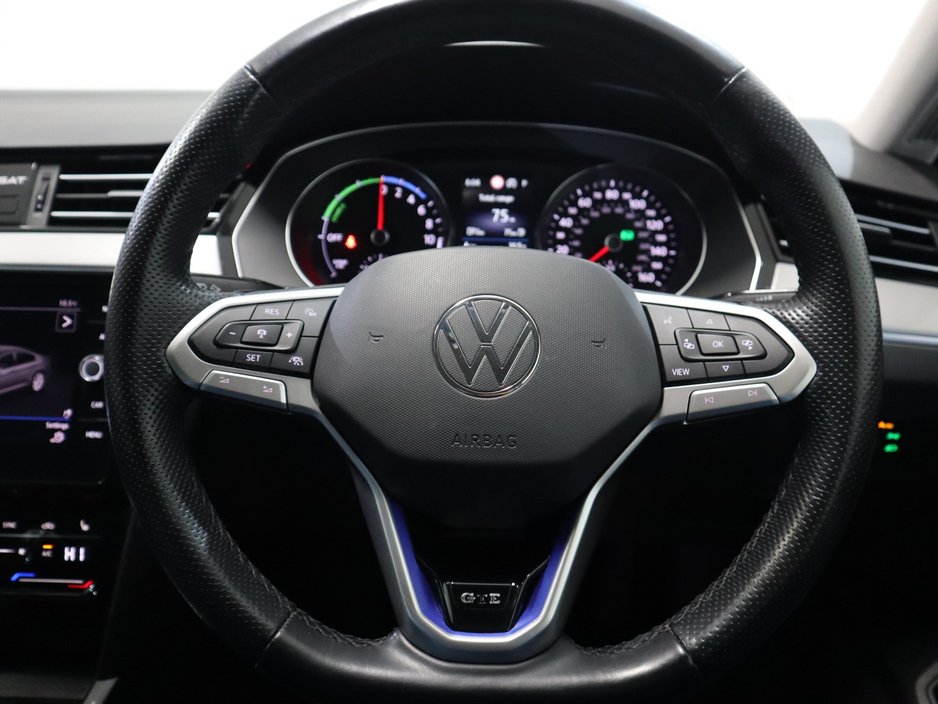 2021 Volkswagen Passat - image 12