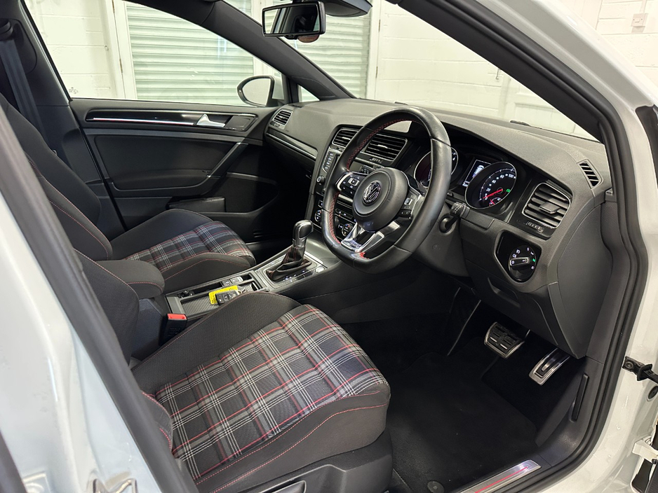 2014 Volkswagen Golf - image 20