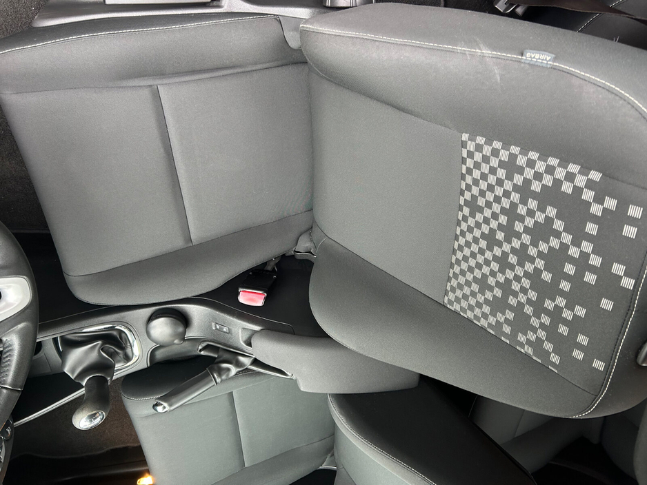 2013 Renault Megane - image 14