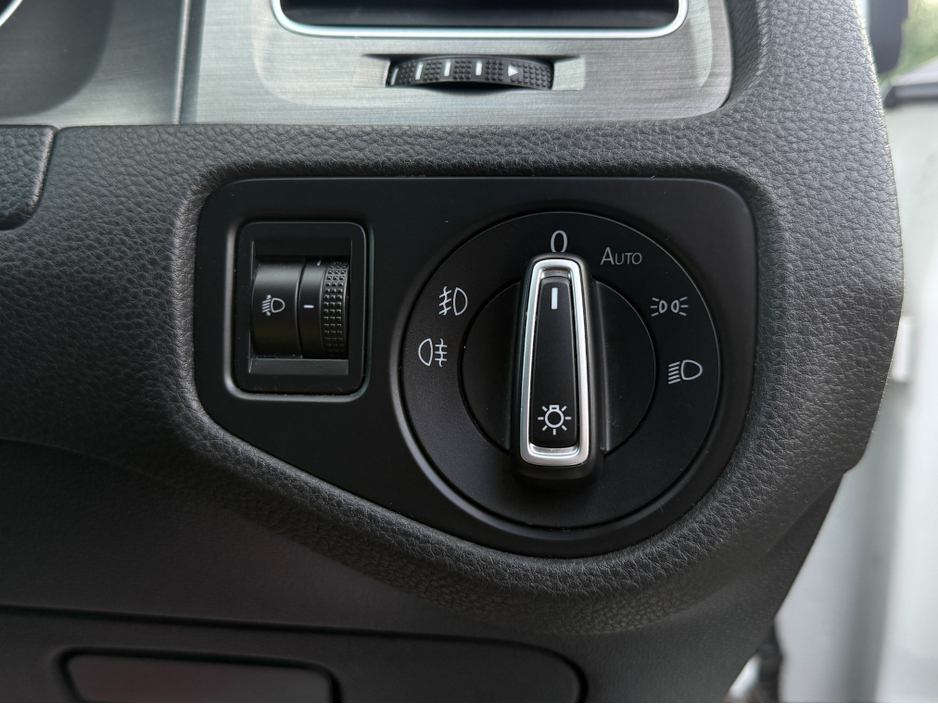 2013 Volkswagen Golf - image 12