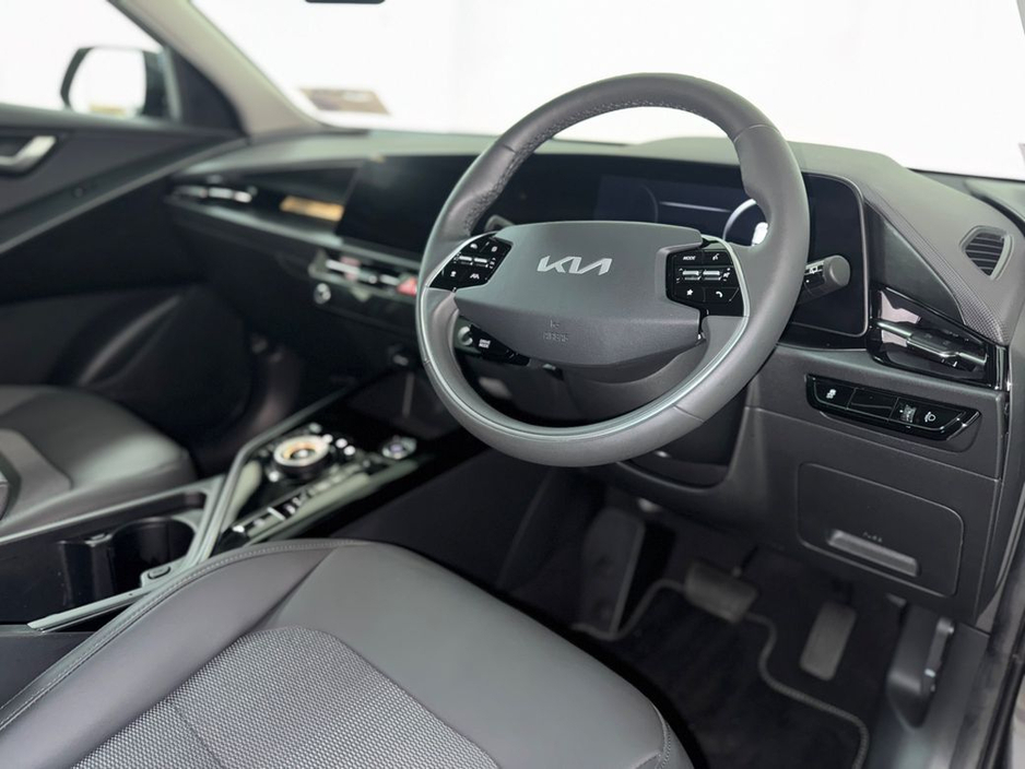 2023 Kia Niro - image 2