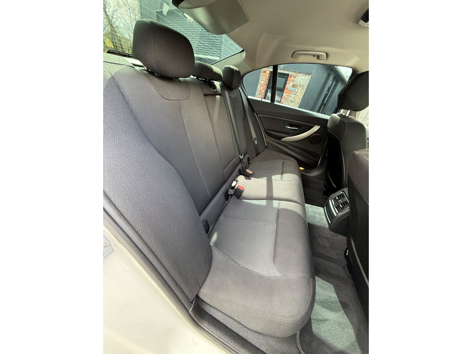 2017 BMW 3 Series - image 19