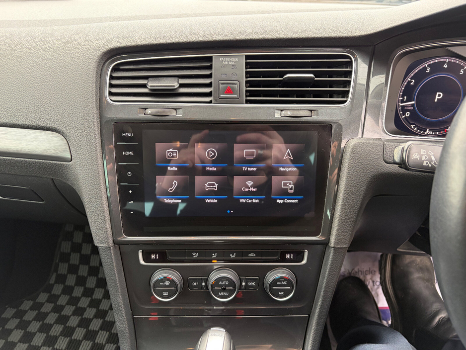 2018 Volkswagen Golf - image 4