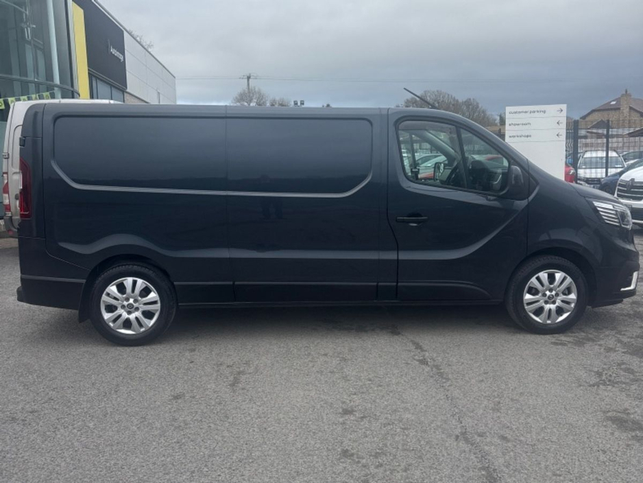 2023 Renault Trafic - image 8
