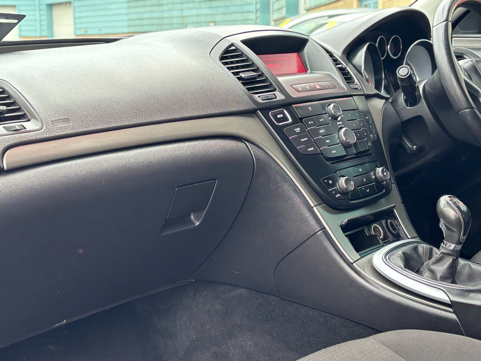 2013 Opel Insignia - image 10