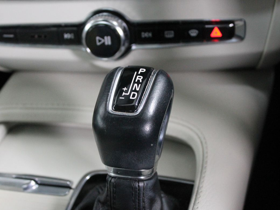 2020 Volvo V90 - image 22