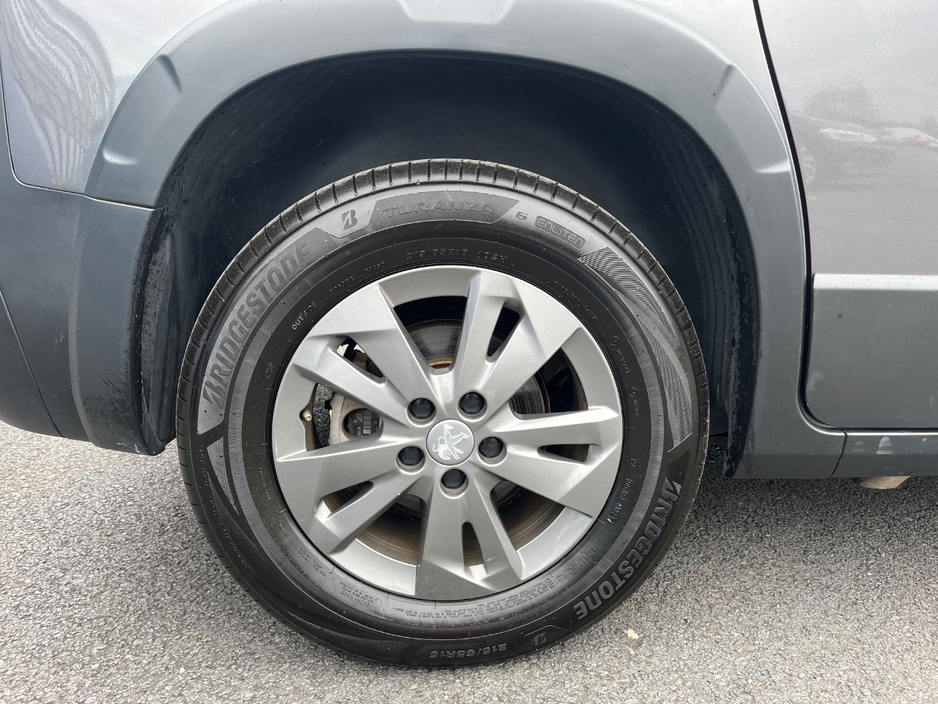 2023 Peugeot Rifter - image 6