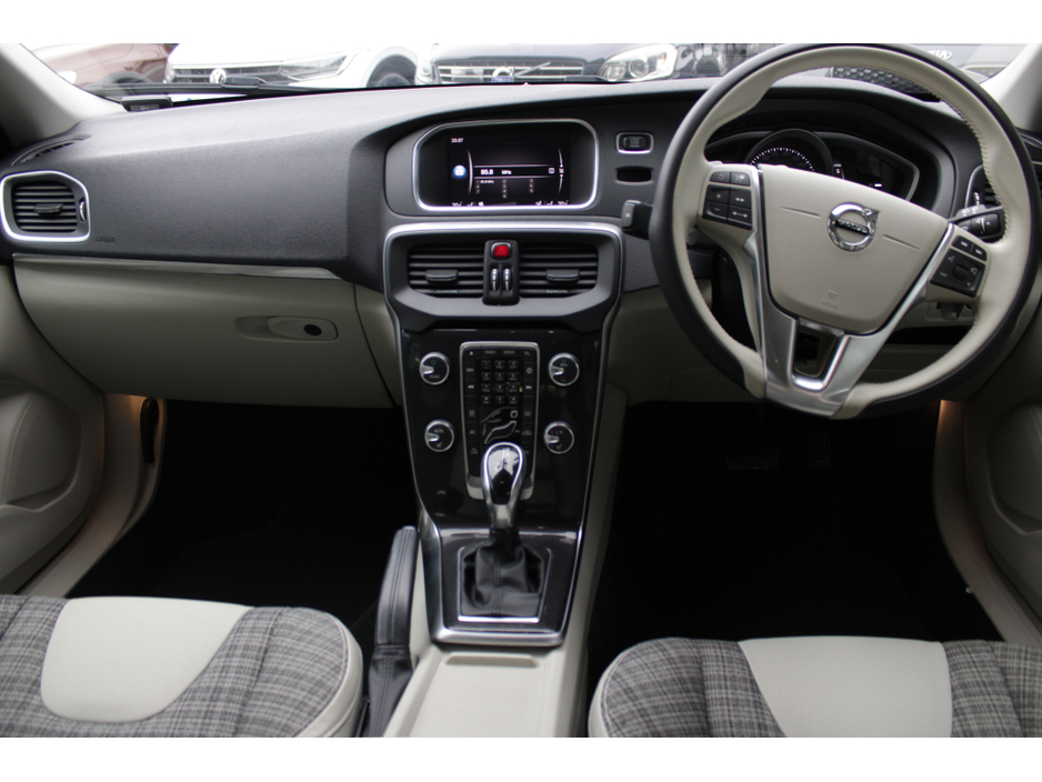 2018 Volvo V40 - image 17