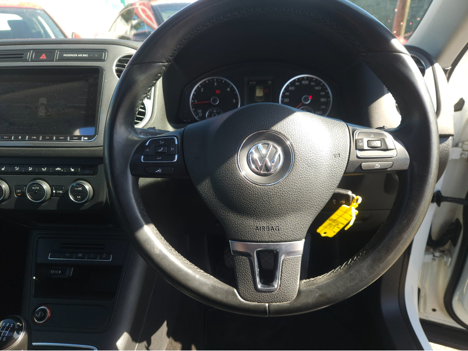 2016 Volkswagen Tiguan - image 2