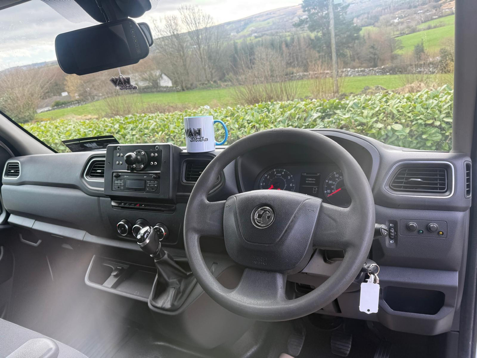 2020 Opel Movano - image 12