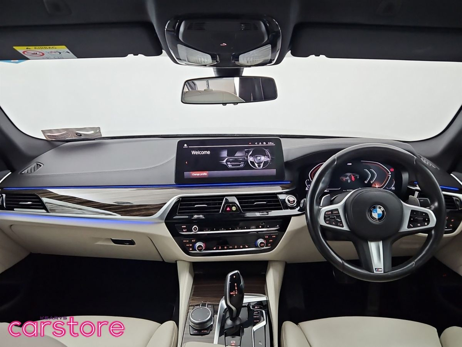 2021 BMW 5 Series - image 11