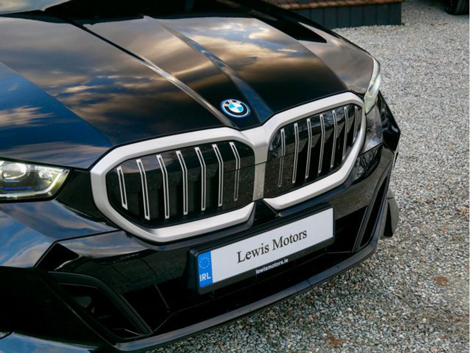 2025 BMW 5 Series - image 9