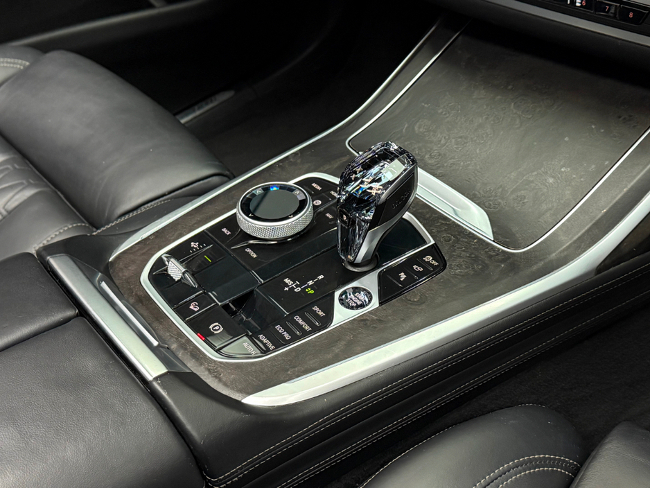 2020 BMW X7 - image 19