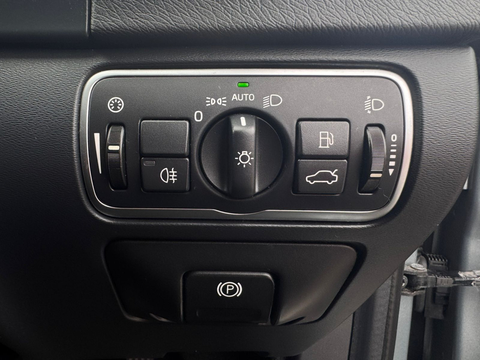 2017 Volvo V60 - image 36