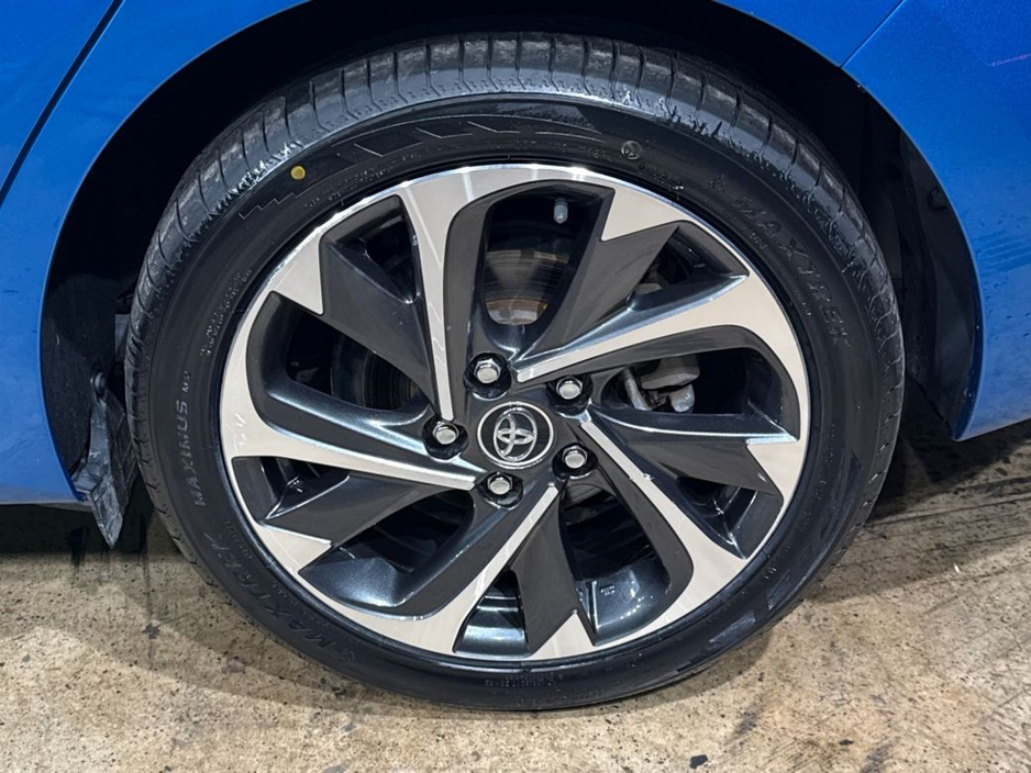 2016 Toyota Auris HYBRID G PACKAGE - BEIGE/BLACK FULL LEATHER INTERIOR - FACTORY ALLOYS - REVERSE CAMERA €13,950