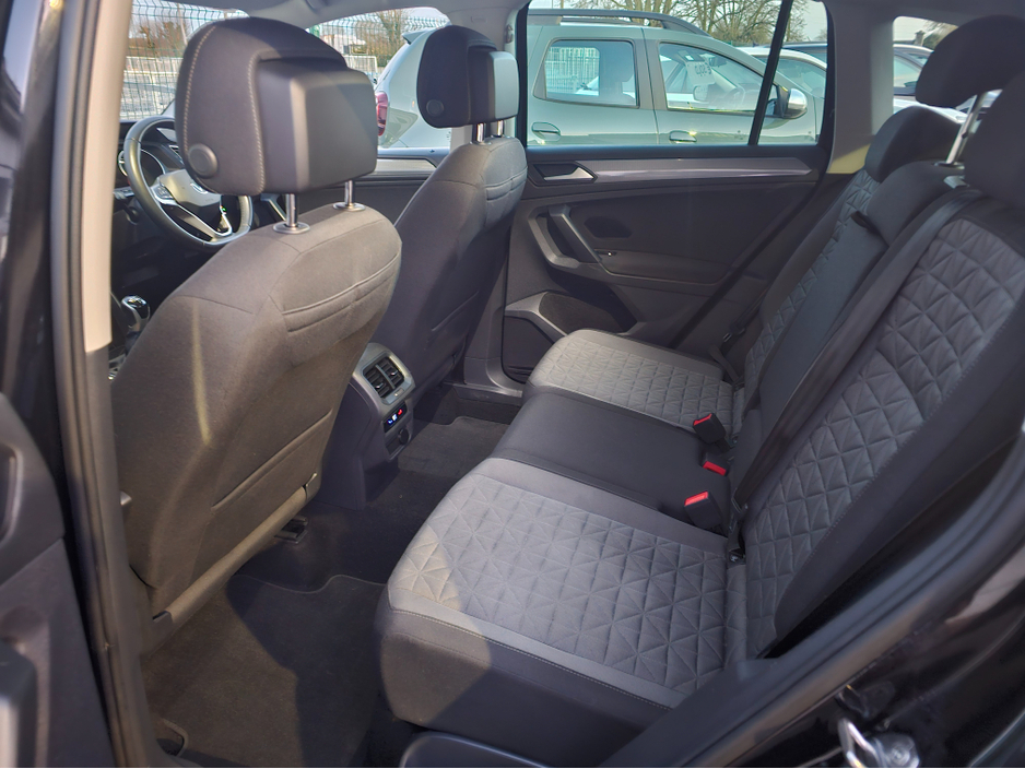 2023 Volkswagen Tiguan - image 18