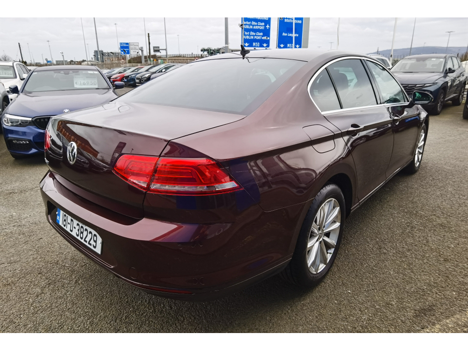 2018 Volkswagen Passat - image 5