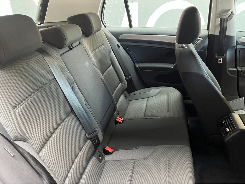 2016 Volkswagen Golf - image 11